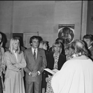 Archives - Romain Sardou lors de son baptème en présence de ses parents Babette et Michel Sardou, de son parrain Alain Delon et de Mireille Darc en 1982