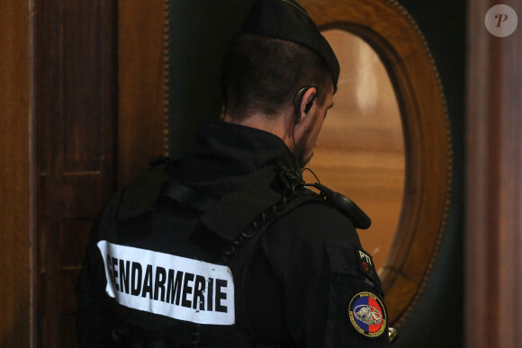 Illustration d'un gendarme -L'ancien président français Nicolas Sarkozy arrive au palais de justice pour le procès en appel d'une affaire de corruption au palais de justice de Paris le 17 mai 2023. © Stéphane Lemouton / Bestimage