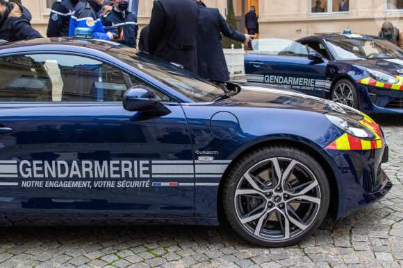 Gérald Darmanin, ministre de l'Intérieur, reçoit une Alpine A110 destinée aux équipes rapides d'intervention de la gendarmerie nationale dans la cour du ministère de l'Intérieur à Paris, le 17 décembre 2021. © Yona Rosa / Panoramic / Bestimage