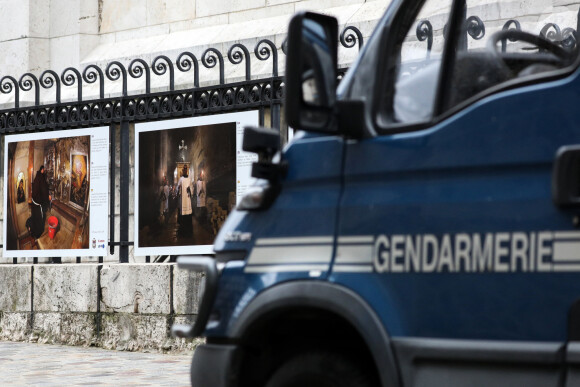 En vue du week-end de la Toussaint et des tensions suite aux attentats terroristes de ces derniers jours, la surveillance de la basilique du Sacré Coeur de Montmartre par les forces de police est renforcée, ainsi que pour tous les autres lieux de culte, à Paris. Le 1er novembre 2020 © Stéphane Lemouton / Bestimage 