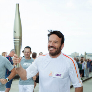 Samuel Le Bihan porteur de la flamme paralympique
Samuel Le Bihan porte la flamme des Jeux Paralympiques de Paris 2024 à Saint-Malo. © Maria Libinson / Paris2024 via Bestimage 