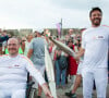 "Les Jeux Paralympiques célèbrent le courage, le dépassement de soi et la résilience", ajoute Samuel Le Bihan
Samuel Le Bihan porte la flamme des Jeux Paralympiques de Paris 2024 à Saint-Malo, le 25 août 2024. © Maria Libinson / Paris2024 via Bestimage 