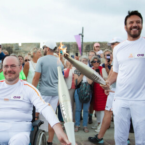 "Les Jeux Paralympiques célèbrent le courage, le dépassement de soi et la résilience", ajoute Samuel Le Bihan
Samuel Le Bihan porte la flamme des Jeux Paralympiques de Paris 2024 à Saint-Malo, le 25 août 2024. © Maria Libinson / Paris2024 via Bestimage 