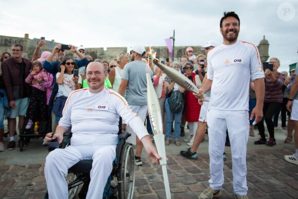 "Les Jeux Paralympiques célèbrent le courage, le dépassement de soi et la résilience", ajoute Samuel Le Bihan
Samuel Le Bihan porte la flamme des Jeux Paralympiques de Paris 2024 à Saint-Malo, le 25 août 2024. © Maria Libinson / Paris2024 via Bestimage 