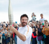 "En portant la flamme paralympique, je porte avec fierté et émotion le symbole de mes combats personnels", écrit-il sur Instagram
Samuel Le Bihan porte la flamme des Jeux Paralympiques de Paris 2024 à Saint-Malo, le 25 août 2024. © Maria Libinson / Paris2024 via Bestimage 