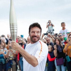 "En portant la flamme paralympique, je porte avec fierté et émotion le symbole de mes combats personnels", écrit-il sur Instagram
Samuel Le Bihan porte la flamme des Jeux Paralympiques de Paris 2024 à Saint-Malo, le 25 août 2024. © Maria Libinson / Paris2024 via Bestimage 