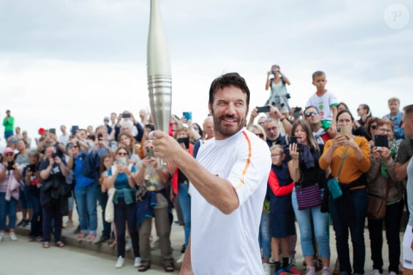 "En portant la flamme paralympique, je porte avec fierté et émotion le symbole de mes combats personnels", écrit-il sur Instagram
Samuel Le Bihan porte la flamme des Jeux Paralympiques de Paris 2024 à Saint-Malo, le 25 août 2024. © Maria Libinson / Paris2024 via Bestimage 