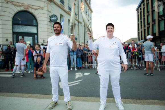 L'acteur a eu l'honneur de porter la flamme paralympique à Saint-Malo
Samuel Le Bihan porte la flamme des Jeux Paralympiques de Paris 2024 à Saint-Malo, le 25 août 2024. © Maria Libinson / Paris2024 via Bestimage 