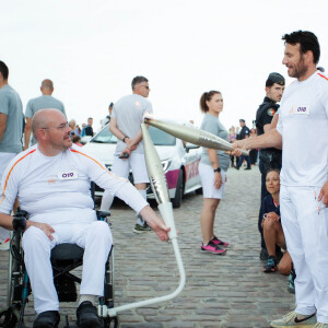 Samuel Le Bihan porte la flamme des Jeux Paralympiques de Paris 2024 à Saint-Malo, le 25 août 2024. © Maria Libinson / Paris2024 via Bestimage 