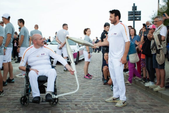 Samuel Le Bihan porte la flamme des Jeux Paralympiques de Paris 2024 à Saint-Malo, le 25 août 2024. © Maria Libinson / Paris2024 via Bestimage 