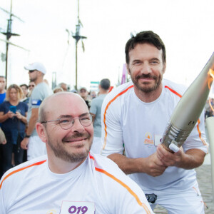 Samuel Le Bihan porte la flamme des Jeux Paralympiques de Paris 2024 à Saint-Malo, le 25 août 2024. © Maria Libinson / Paris2024 via Bestimage 