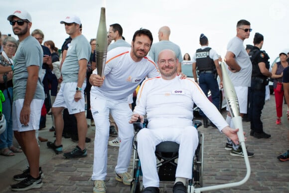 Samuel Le Bihan porte la flamme des Jeux Paralympiques de Paris 2024 à Saint-Malo, le 25 août 2024. © Maria Libinson / Paris2024 via Bestimage 