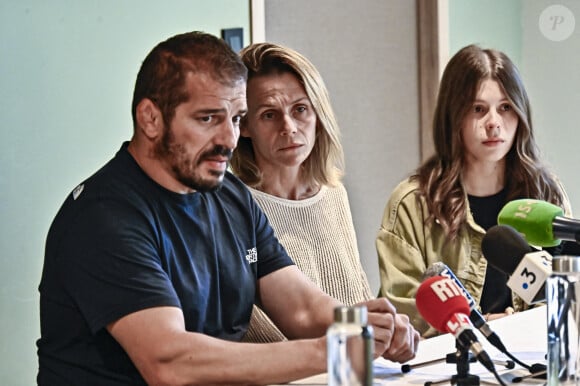 S'exprimant pour la première fois publiquement
Djalil Narjissi, sa femme Valérie et leur fille Inès - Conférence de presse de la famille de Djalil Narjissi à Agen, le 27 août 2024, après la disparition de M.Narjissi sur la plage de Diaz Beach en Afrique du Sud, le 7 août 2024. Djalil Narjissi, entouré de sa femme Valérie et de sa fille Inès, le rugbyman s'est exprimé sur ce drame familial, aux côtés de son avocat, 