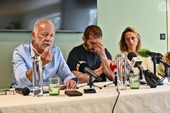 Aujourd'hui, ses parents sortent du silence
Maître Edouard Martial, Djalil Narjissi et sa femme Valérie - Conférence de presse de la famille de Djalil Narjissi à Agen, le 27 août 2024, après la disparition de M.Narjissi sur la plage de Diaz Beach en Afrique du Sud, le 7 août 2024. Djalil Narjissi, entouré de sa femme Valérie et de sa fille Inès, le rugbyman s'est exprimé sur ce drame familial, aux côtés de son avocat, maître E.Martial. © Thierry Breton / Panoramic / Bestimage 