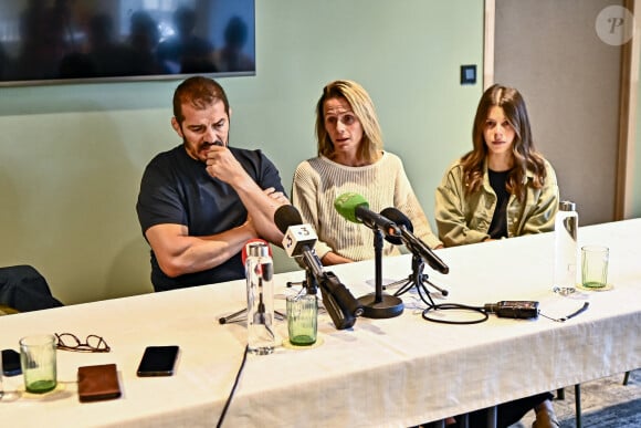 Djalil Narjissi, sa femme Valérie et leur fille Inès - Conférence de presse de la famille de Djalil Narjissi à Agen, le 27 août 2024, après la disparition de M.Narjissi sur la plage de Diaz Beach en Afrique du Sud, le 7 août 2024. Djalil Narjissi, entouré de sa femme Valérie et de sa fille Inès, le rugbyman s'est exprimé sur ce drame familial, aux côtés de son avocat, maître E.Martial. © Thierry Breton / Panoramic / Bestimage 