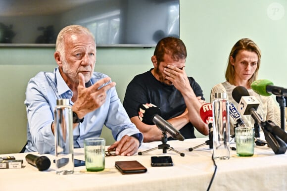 Maître Edouard Martial, Djalil Narjissi et sa femme Valérie - Conférence de presse de la famille de Djalil Narjissi à Agen, le 27 août 2024, après la disparition de M.Narjissi sur la plage de Diaz Beach en Afrique du Sud, le 7 août 2024. Djalil Narjissi, entouré de sa femme Valérie et de sa fille Inès, le rugbyman s'est exprimé sur ce drame familial, aux côtés de son avocat, maître E.Martial. © Thierry Breton / Panoramic / Bestimage 