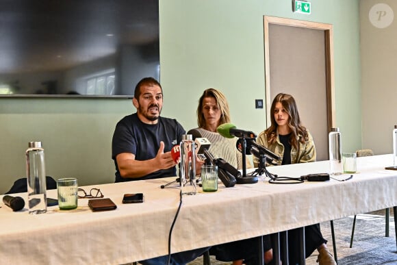 Djalil Narjissi, sa femme Valérie et leur fille Inès - Conférence de presse de la famille de Djalil Narjissi à Agen, le 27 août 2024, après la disparition de M.Narjissi sur la plage de Diaz Beach en Afrique du Sud, le 7 août 2024. Djalil Narjissi, entouré de sa femme Valérie et de sa fille Inès, le rugbyman s'est exprimé sur ce drame familial, aux côtés de son avocat, maître E.Martial. © Thierry Breton / Panoramic / Bestimage 