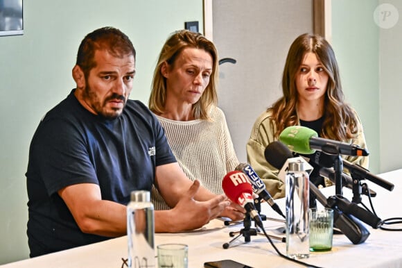 Djalil Narjissi, sa femme Valérie et leur fille Inès - Conférence de presse de la famille de Djalil Narjissi à Agen, le 27 août 2024, après la disparition de M.Narjissi sur la plage de Diaz Beach en Afrique du Sud, le 7 août 2024. Djalil Narjissi, entouré de sa femme Valérie et de sa fille Inès, le rugbyman s'est exprimé sur ce drame familial, aux côtés de son avocat, maître E.Martial. © Thierry Breton / Panoramic / Bestimage 