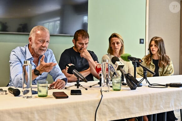 Maître Edouard Martial, Djalil Narjissi, sa femme Valérie et leur fille Inès - Conférence de presse de la famille de Djalil Narjissi à Agen, le 27 août 2024, après la disparition de M.Narjissi sur la plage de Diaz Beach en Afrique du Sud, le 7 août 2024. Djalil Narjissi, entouré de sa femme Valérie et de sa fille Inès, le rugbyman s'est exprimé sur ce drame familial, aux côtés de son avocat, maître E.Martial. © Thierry Breton / Panoramic / Bestimage 