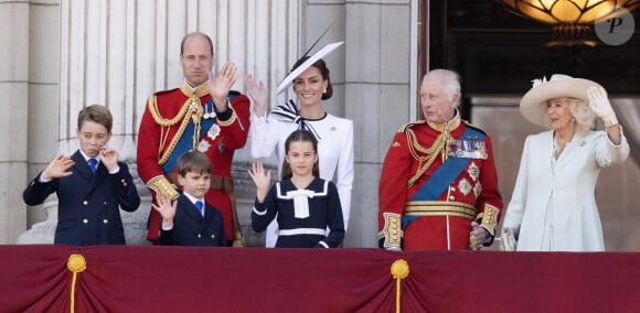 Le prince et la princesse de Galles, et leurs enfants, le prince George, le prince Louis et la princesse Charlotte, avec le roi Charles III et la reine Camilla, lors de la montée des couleurs à Londres, au Royaume-Uni, le 15 juin 2024.