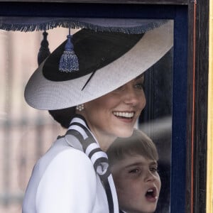 Cependant, de nombreux fans de la famille royale ont été déconcertés par cette tenue hivernale
La princesse de Galles et le prince Louis lors de la montée des couleurs à Londres, au Royaume-Uni, le 15 juin 2024.