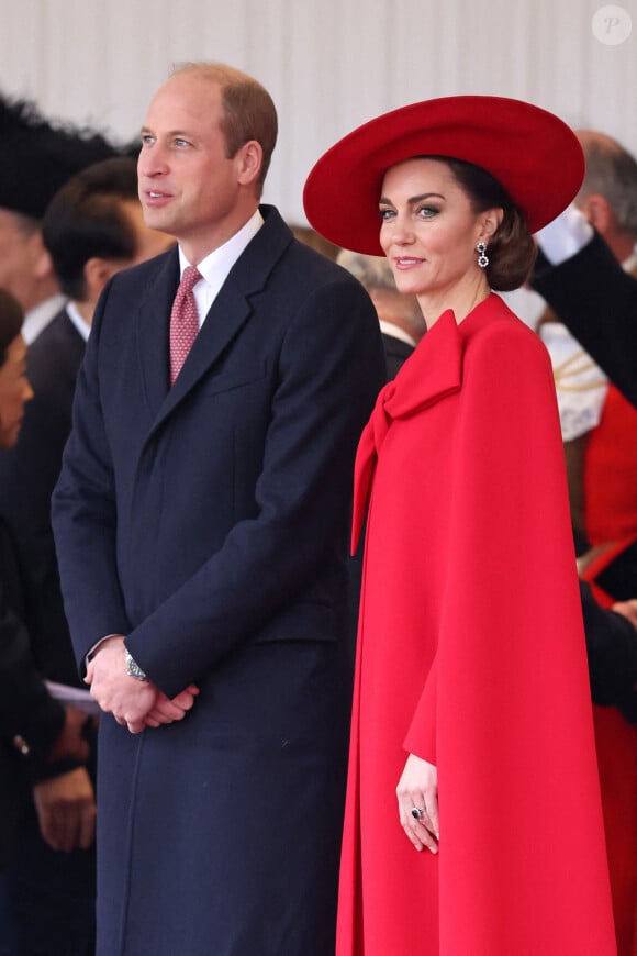  La princesse était vêtue de manière très élégante avec un trench-coat à carreaux marron et un chapeau à plumes
Le prince et la princesse de Galles lors de la cérémonie d'accueil du président de la Corée du Sud, Yoon Suk Yeol, et de son épouse, Kim Keon Hee, à Horse Guards Parade, à Londres, le mardi 21 novembre 2023.