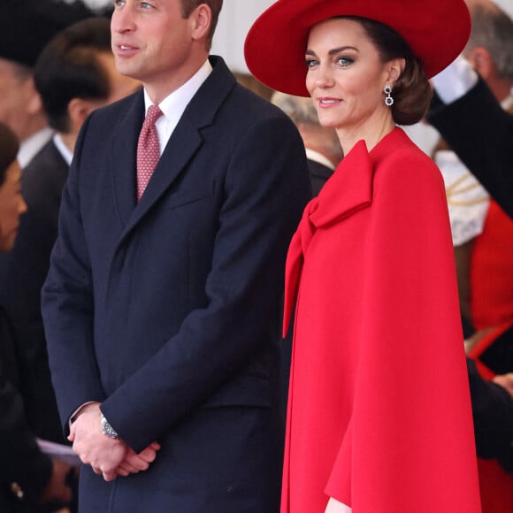  La princesse était vêtue de manière très élégante avec un trench-coat à carreaux marron et un chapeau à plumes
Le prince et la princesse de Galles lors de la cérémonie d'accueil du président de la Corée du Sud, Yoon Suk Yeol, et de son épouse, Kim Keon Hee, à Horse Guards Parade, à Londres, le mardi 21 novembre 2023.