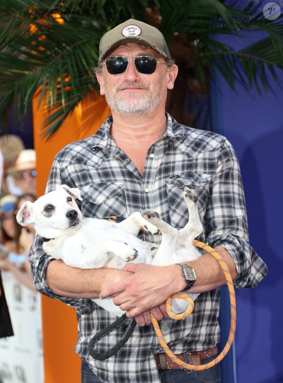 Jean-Paul Rouve et son chien - Arrivées à la projection au cinéma CGR lors de la 17ème édition du Festival du Film Francophone de Angoulême (FFA). Le 28 août 2024