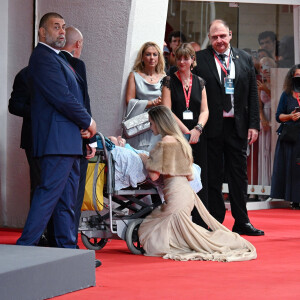 Angelina Jolie prend le temps de saluer un fan atteint de SLA lors de la première de "Maria" au 81ème Festival International du Film de Venise (Mostra) le 29 août 2024. 