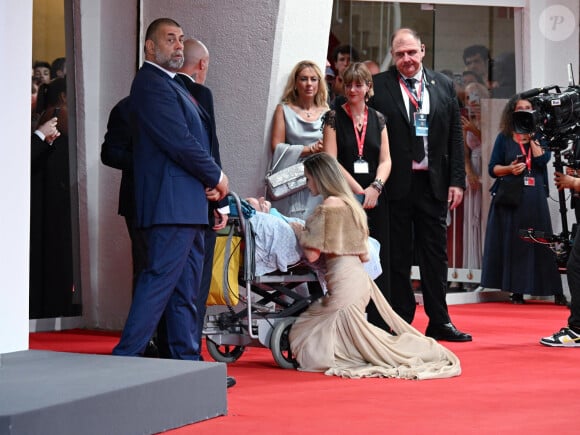 Angelina Jolie prend le temps de saluer un fan atteint de SLA lors de la première de "Maria" au 81ème Festival International du Film de Venise (Mostra) le 29 août 2024. 