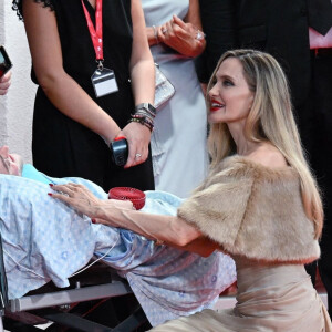 Angelina Jolie prend le temps de saluer un fan atteint de SLA lors de la première de "Maria" au 81ème Festival International du Film de Venise (Mostra) le 29 août 2024. 