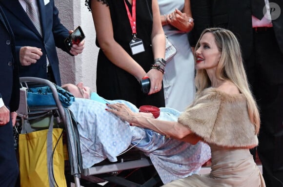 Angelina Jolie prend le temps de saluer un fan atteint de SLA lors de la première de "Maria" au 81ème Festival International du Film de Venise (Mostra) le 29 août 2024. 