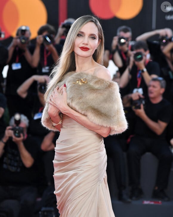 Hier, Angelina Jolie s'est également rendue au théâtre Sala Grande pour la première mondiale de "Maria".
Angelina Jolie à la première de "Maria" au 81ème Festival International du Film de Venise (Mostra) le 29 août 2024.