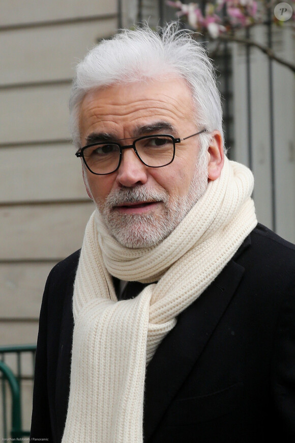 Exclusif - Le journaliste Pascal Praud arrive aux studios de la radio RTL à Paris le 12 mars 2020. © Panoramic / Bestimage  