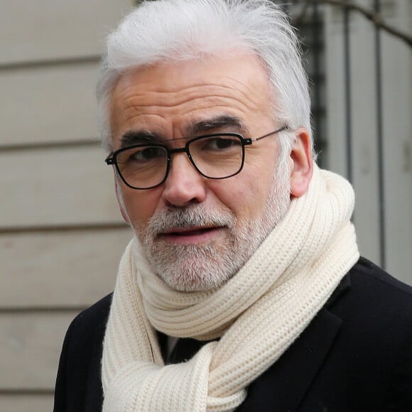 Exclusif - Le journaliste Pascal Praud arrive aux studios de la radio RTL à Paris le 12 mars 2020. © Panoramic / Bestimage  