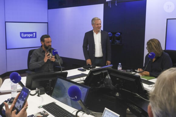 Il y a déjà du remaniement sur Europe 1.
Exclusif - Cyril Hanouna, Donat Vidal Revel sur le plateau de l'émission "On marche sur la tête", diffusée en direct sur Europe 1. © Jack Tribeca / Bestimage