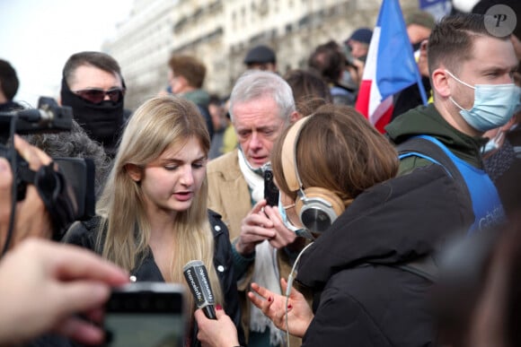 Mais, jugée trop clivante, elle aurait été écartée par la direction d'Europe 1
Thais d'Escufon, porte-parole de Génération identitaire lors de la manifestation de Génération Identitaire place Denfert Rochereau à Paris. © Justine Sacrèze / Bestimage