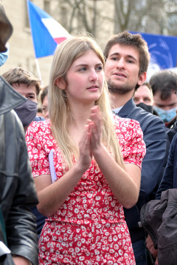 Cette dernière ne fera donc pas son retour dans On marche sur la tête.
Thais d'Escufon, porte-parole de Génération identitaire lors de la manifestation de Génération Identitaire place Denfert Rochereau à Paris. © Justine Sacrèze / Bestimage