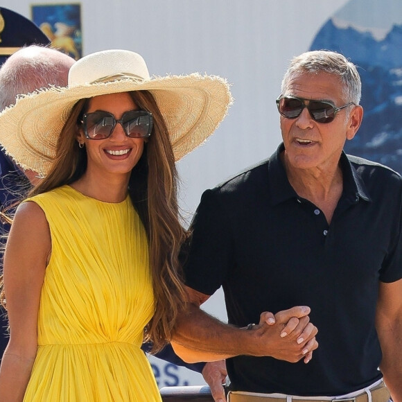 George et Amal Clooney viennent de faire une apparition remarquée ce vendredi
Venise, ITALIE - George Clooney et sa femme Amal arrivent à l'aéroport Marco Polo de Venise pour la 81e édition du Festival international du film de Venise.