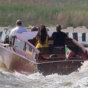 Où se tient actuellement La Mostra
Venise, ITALIE - George Clooney et sa femme Amal arrivent à l'aéroport Marco Polo de Venise pour la 81e édition du Festival international du film de Venise.