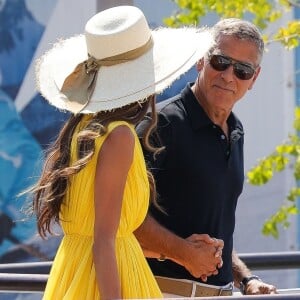 A leur arrivée à l'aéroport de Venise
Venise, ITALIE - George Clooney et sa femme Amal arrivent à l'aéroport Marco Polo de Venise pour la 81e édition du Festival international du film de Venise.