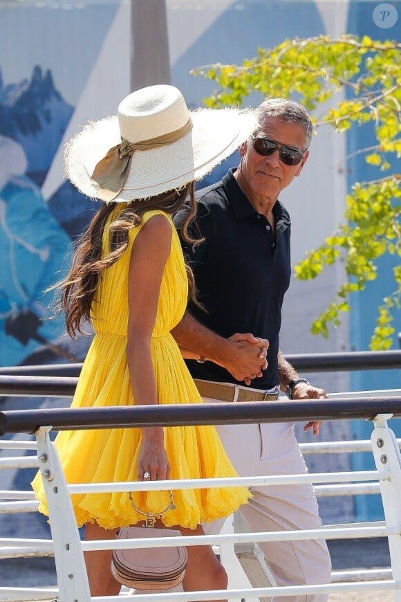 A leur arrivée à l'aéroport de Venise
Venise, ITALIE - George Clooney et sa femme Amal arrivent à l'aéroport Marco Polo de Venise pour la 81e édition du Festival international du film de Venise.