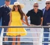 Le célèbre festival de cinéma
Venise, ITALIE - George Clooney et sa femme Amal arrivent à l'aéroport Marco Polo de Venise pour la 81e édition du Festival international du film de Venise.