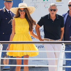 Le célèbre festival de cinéma
Venise, ITALIE - George Clooney et sa femme Amal arrivent à l'aéroport Marco Polo de Venise pour la 81e édition du Festival international du film de Venise.