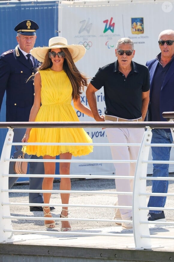 Le célèbre festival de cinéma
Venise, ITALIE - George Clooney et sa femme Amal arrivent à l'aéroport Marco Polo de Venise pour la 81e édition du Festival international du film de Venise.