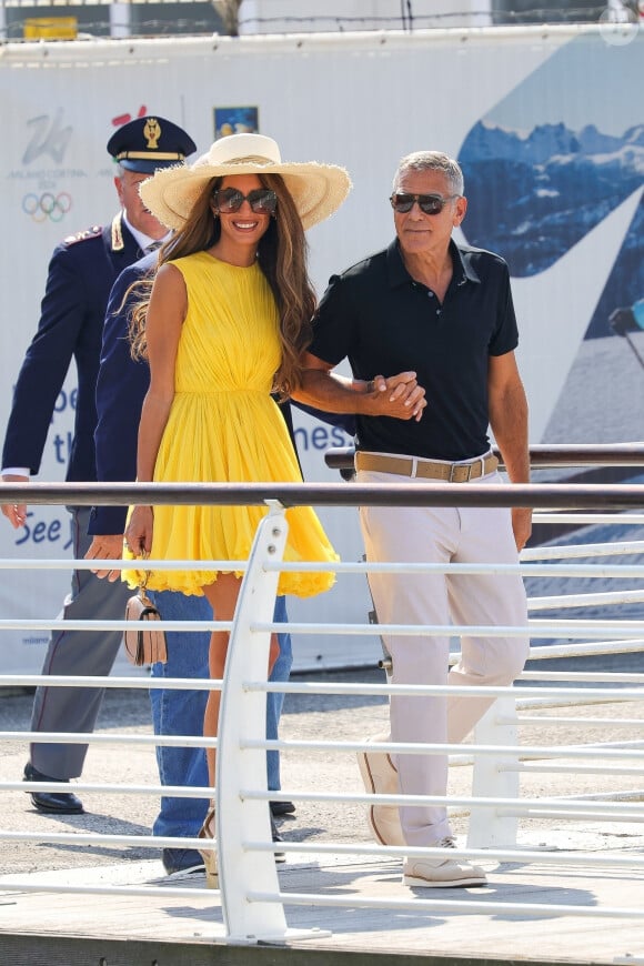 L'ami de Brad Pitt est attendu pour présenter "Wolves"
Venise, ITALIE - George Clooney et sa femme Amal arrivent à l'aéroport Marco Polo de Venise pour la 81e édition du Festival international du film de Venise.