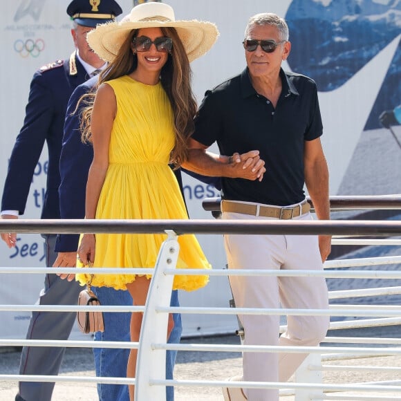 L'ami de Brad Pitt est attendu pour présenter "Wolves"
Venise, ITALIE - George Clooney et sa femme Amal arrivent à l'aéroport Marco Polo de Venise pour la 81e édition du Festival international du film de Venise.