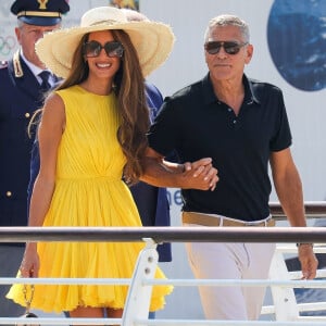 Qu'il a justement tourné avec lui
Venise, ITALIE - George Clooney et sa femme Amal arrivent à l'aéroport Marco Polo de Venise pour la 81e édition du Festival international du film de Venise.