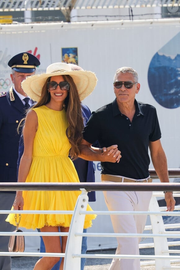 Qu'il a justement tourné avec lui
Venise, ITALIE - George Clooney et sa femme Amal arrivent à l'aéroport Marco Polo de Venise pour la 81e édition du Festival international du film de Venise.