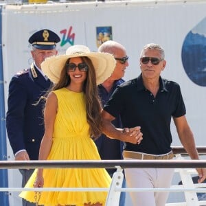 Venise, ITALIE - George Clooney et sa femme Amal arrivent à l'aéroport Marco Polo de Venise pour la 81e édition du Festival international du film de Venise.